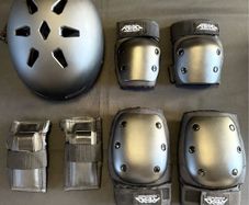 REKD Elite 2.0 Helmet + Knee Elbow & Wrist Pads S/M Unused