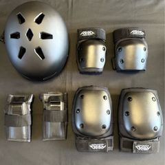 REKD Elite 2.0 Helmet + Knee Elbow & Wrist Pads S/M Unused