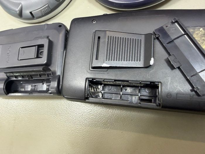 2 x walkman  and 2 x Discman