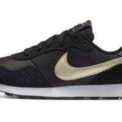 Nike MD Valiant GS 'Black Metallic Gold Star'. Size 6. NEW