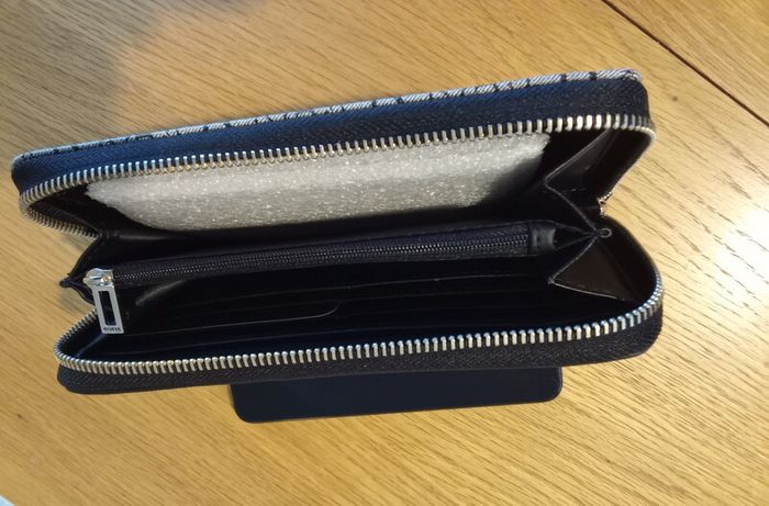 Guess Brand Ladies Purse / Wallet.