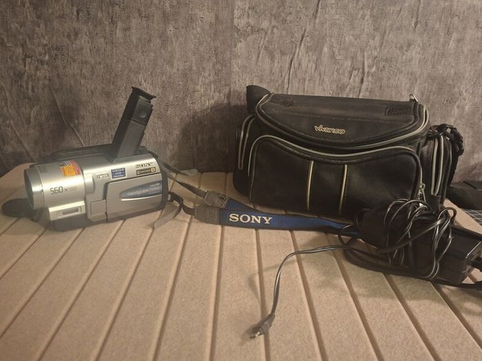 Vintage Sony Handycam CCD-TRV59E Hi8 Video8 Camcorder Bundle - Tested & Working!