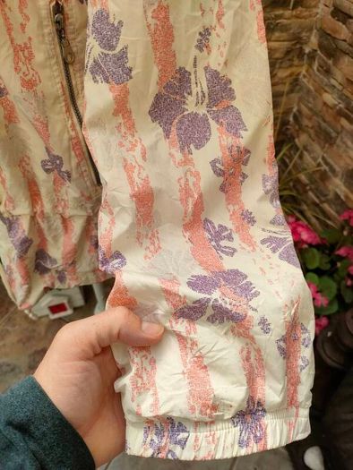 Vintage 80s/90s Killtec windbreaker  Size 36 / Small  Light weight  Full zip 2 zip pockets  Draw strings at the waist