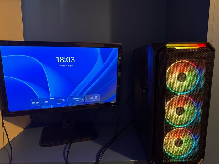 Pcspecialist Tornado R3 Gaming Pc + Monitor