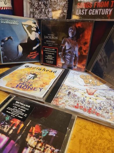CD's Bundle Michael Jackson, Metallica, Scorpions, Queen, Greenday, Radiohead Etc