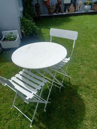 patio table and chairs