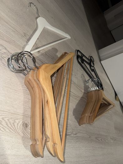 18 Clothes Hangers 15 Wooden + 3 Plastic