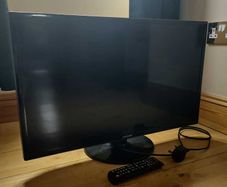 32 INCH Samsung TV with remote and power cable