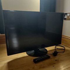 32 INCH Samsung TV with remote and power cable