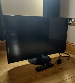 32 INCH Samsung TV with remote and power cable