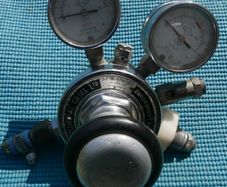 Gas Pressure Regulator With 2 Gauges
