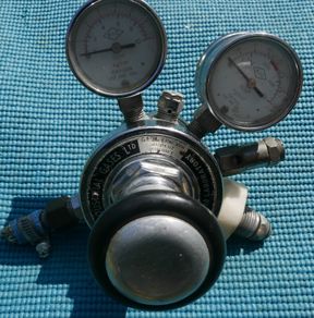 Gas Pressure Regulator With 2 Gauges
