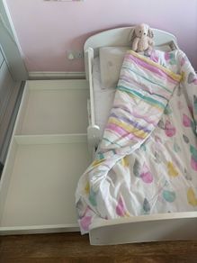 Toddlers bed with duvets, pillows, sheets & mattress protectors