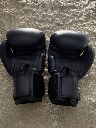 Twins gloves