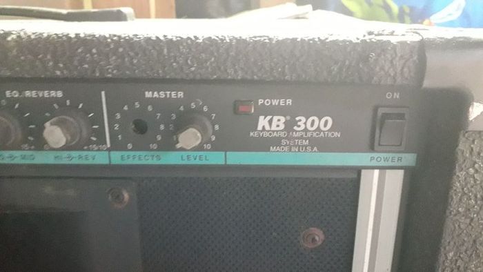Peavey KB300 full range amp