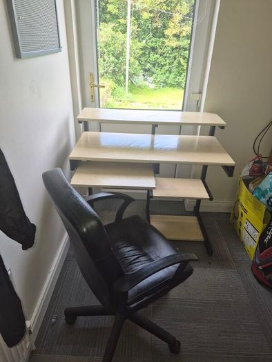 computer/study desk and chair
