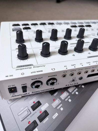 Abstrakt Instruments Avalon Baseline - White