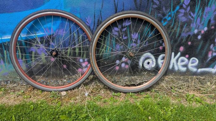 Fixie, single speed wheels.