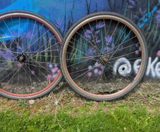 Fixie, single speed wheels.