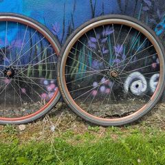 Fixie, single speed wheels.