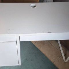 Free desk. Need gone today. Going in the bin