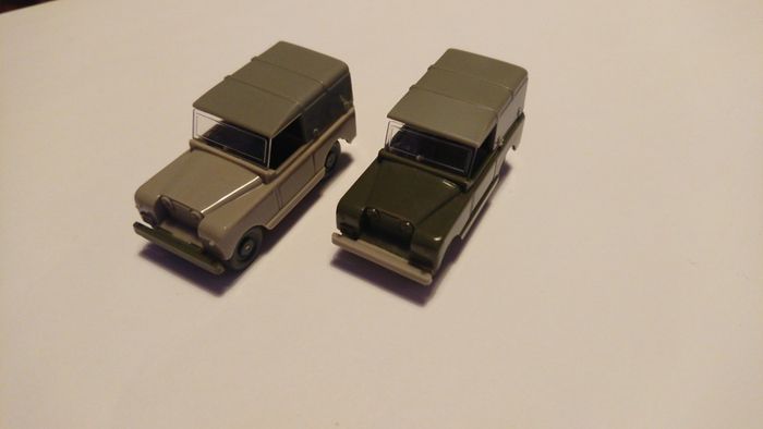 2 Land Rover model cars