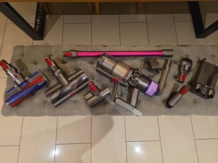 Dyson v11 hoover with High Torque Anti Tangle head