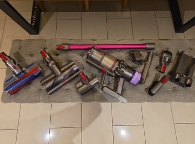 Dyson v11 hoover with High Torque Anti Tangle head