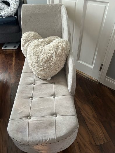 Lovers seat plus 2 heart pillows