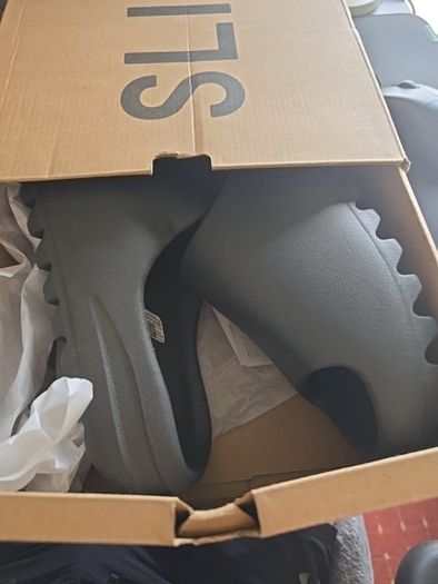 Yeezy Slides Adult sizes, 2 models
