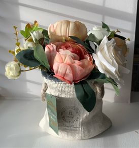 BRAND NEW Artificial Flower Ceramic Bag - Gorgeous Gift!