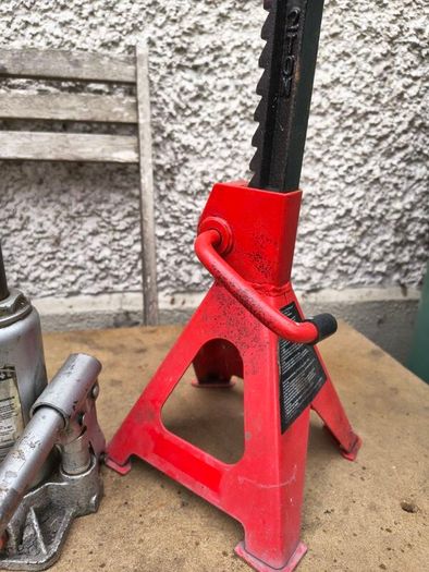 4 Ton Bottle Jack & 2 Ton Axle Stands. Excellent Condition