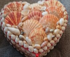 Presume Vintage Heart Shaped Shell Box