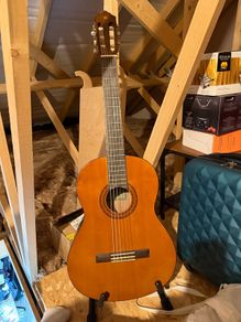 Yamaha C40II Classic 4/4 Wooden Guitar + acessories