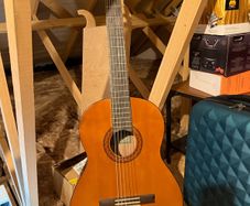 Yamaha C40II Classic 4/4 Wooden Guitar + acessories