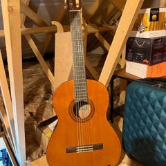 Yamaha C40II Classic 4/4 Wooden Guitar + acessories