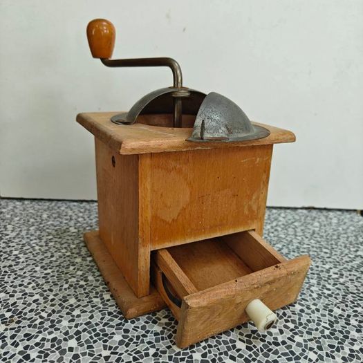 Lovely vintage Dutch manual coffee grinder kitchenalia