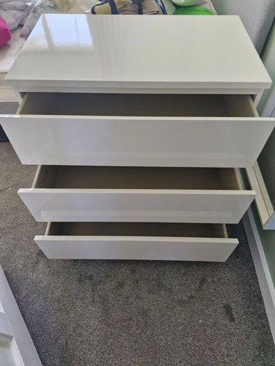 chest of drawers
