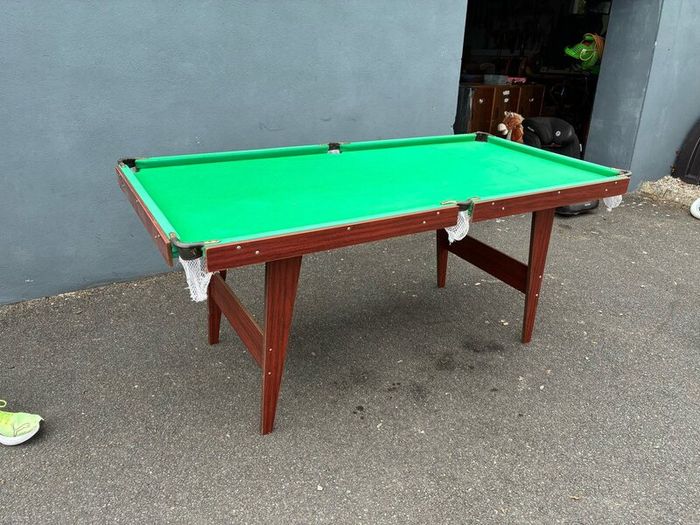 Pool table