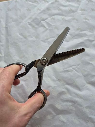 Vintage ZigZag Scissors