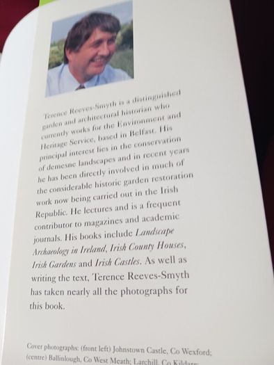 Gardens of Ireland/ A Touring Guide to over 100 Gardens/ 2001