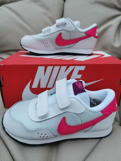 Girl's NIKE runners NEW size UK 9.5