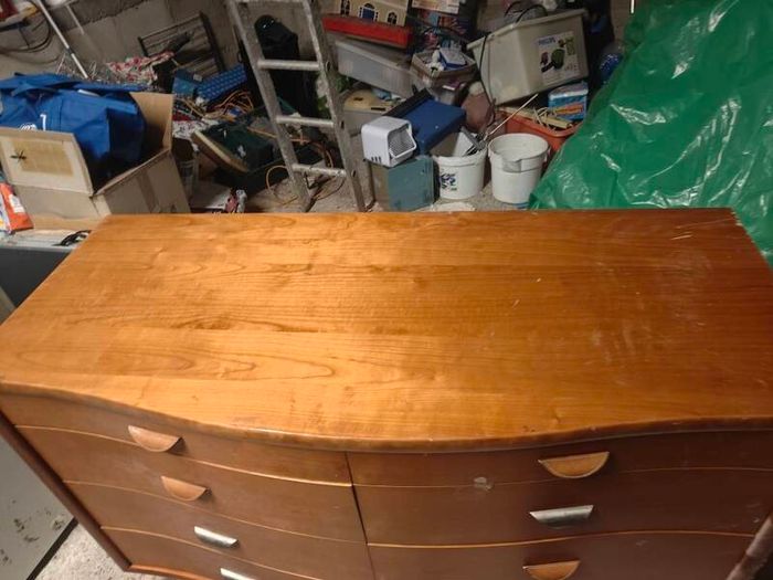 chest of drawers