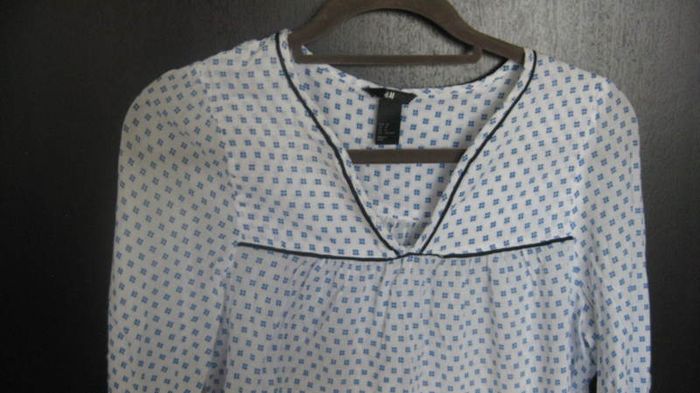 ladies top white and blue top size 10 -12 long sleeved