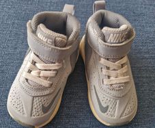 Nike Team Hustle shoes