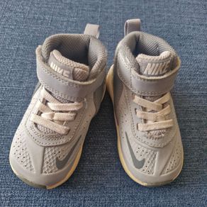 Nike Team Hustle shoes