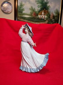 NAO by Lladro "Caught In the Breeze" #1391  Porcelain Figurine Spain