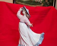 NAO by Lladro "Caught In the Breeze" #1391  Porcelain Figurine Spain