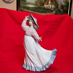 NAO by Lladro "Caught In the Breeze" #1391  Porcelain Figurine Spain