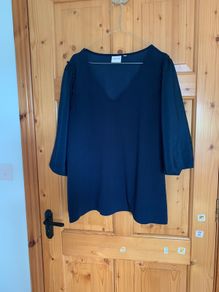 Navy tshirt style top with large sleeves size 16/18